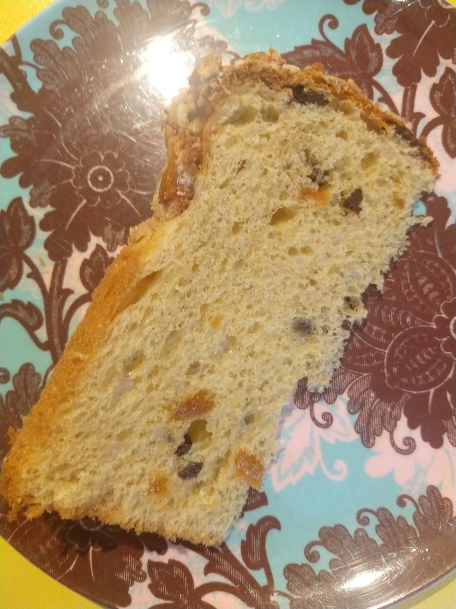 AdrienDixneuf's tweet photo. Enfin la brioche du #GeorgeV est finie, il est temps de passer au #panettone de #SimoneZanoni au chocolat, oranges et fleur d'oranger (36€ les 500g) https://t.co/GhD8TtC1RD