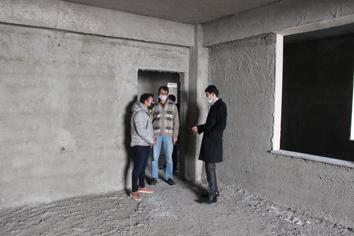 suhutkaymakami's tweet photo. Kaymakamımız Erkan Kaçmaz İlçe Milli Eğt. Md. @huseyineroglu03 ve KHGB Md. Mehmet Günhan ile birlikte yapımı devam eden Endüstri Meslek Lisesi ek atölye inşaat çalışmalarını yerinde inceleyerek çalışmaların bir an önce tamamlanması için talimat verdi. @gokmen_cicek_
 @KacmazErkan https://t.co/SlZoFK2P1A