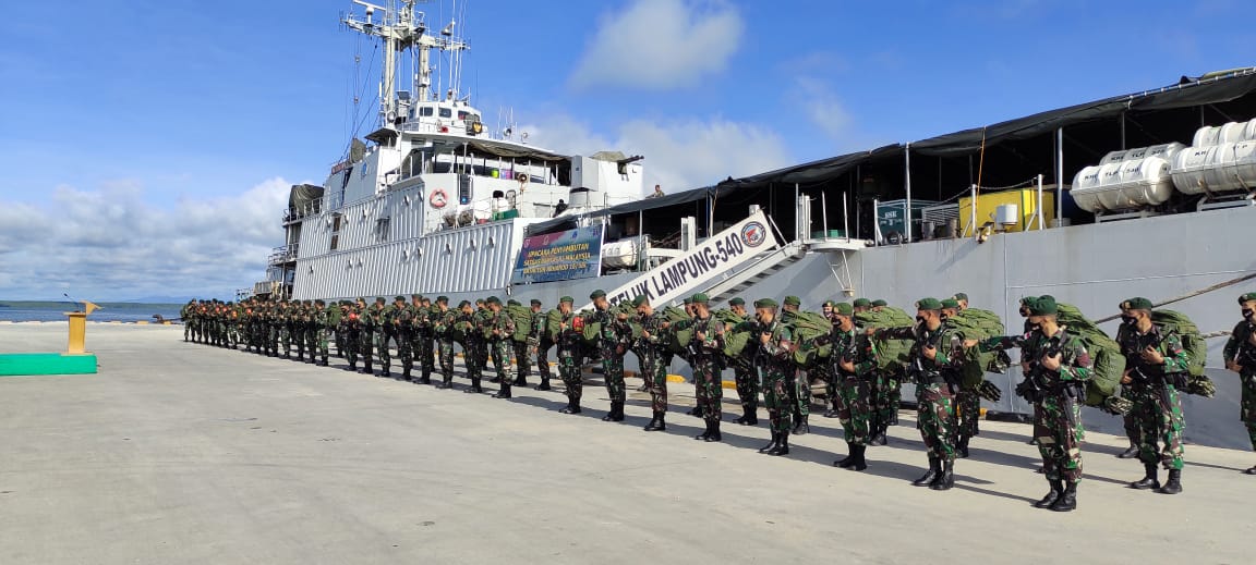 Puspen_TNI's tweet photo. KRI Teluk Lampung 540 melaksanakan operasi angkutan laut militer mendukung Satgas Pengamanan Perbatasan di perbatasan Kalimantan Utara

#tni #satgas #kri https://t.co/kJeIDMn2Ki