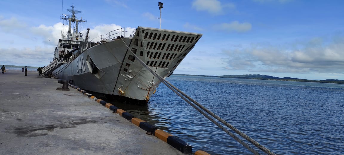 Puspen_TNI's tweet photo. KRI Teluk Lampung 540 melaksanakan operasi angkutan laut militer mendukung Satgas Pengamanan Perbatasan di perbatasan Kalimantan Utara

#tni #satgas #kri https://t.co/kJeIDMn2Ki