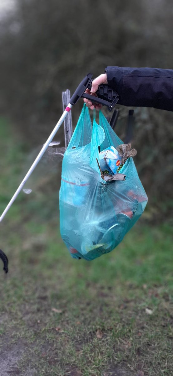 winter zorgt ervoor dat alle blaadjes verdwijnen en alle zwerfafval tevoorschijn komt. Op de foto het resultaat van 200 meter langs fietspad/viswater...helaas ging het zakje kapot dus word vervolg!
#zwerfafval #trashwalkers #meppel
#frisseneusgroeneberm
