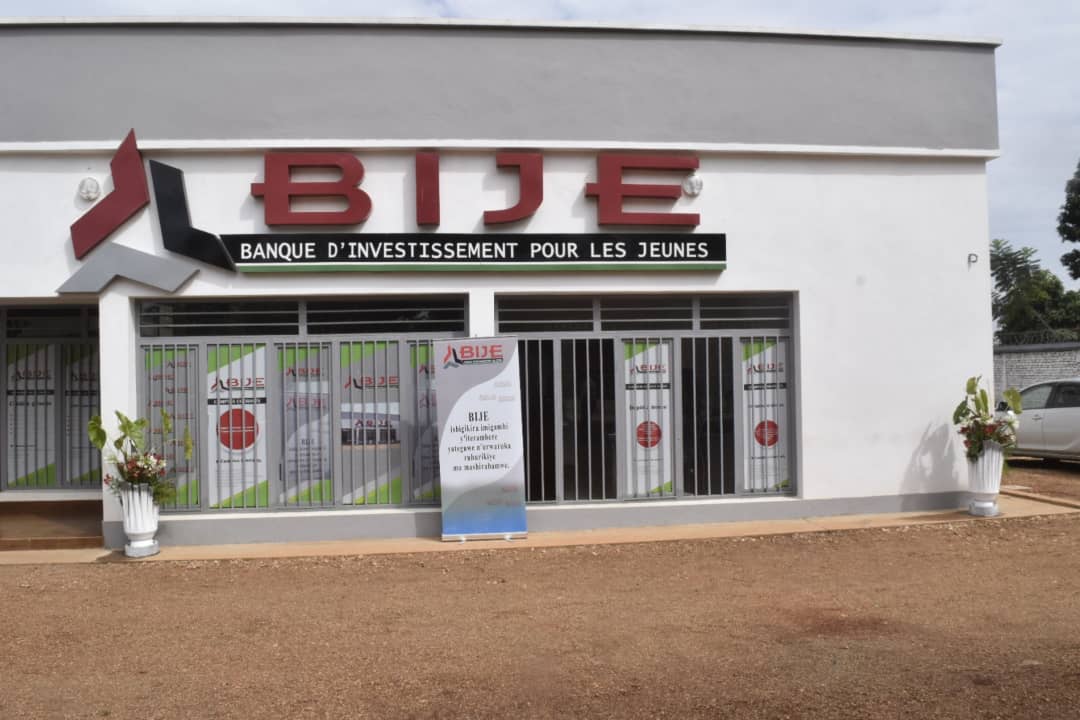 4.Après l'ouverture de son compte courant au sein de la BIJE, Amb. Ezéchiel NIBIGIRA, a lancé un appel à tous les jeunes et à toutes les personnes qui le désirent de venir massivement ouvrir leurs comptes courants au sein de la BIJE.