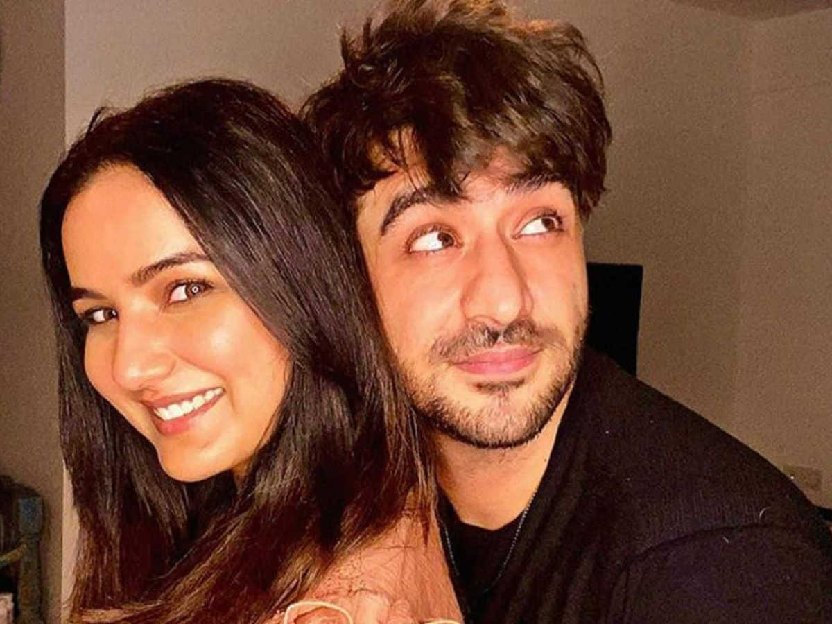 IndiacomNews's tweet photo. इविक्शन से बचने के लिए शो पर ही शादी करेंगे #JasminBhasin और #AlyGoni?

#BB14WithBL #BiggBoss14 #BiggBoss @AlyGoni @jasminbhasin https://t.co/0v6LJxR7TR