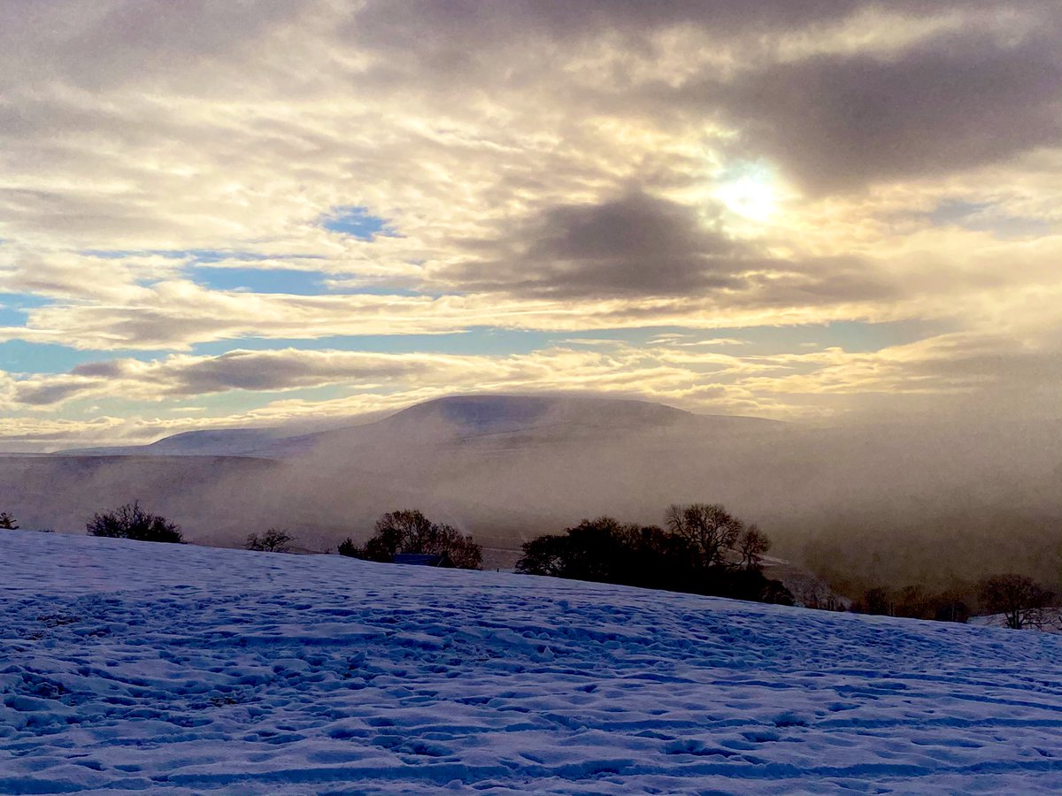 Karen_Tutty's tweet photo. Another picturesque #blackhambleton this morning 😍 #lockdownviews #northyorkshiremoors #karentuttyracing #stunning https://t.co/LYwqQEHhta