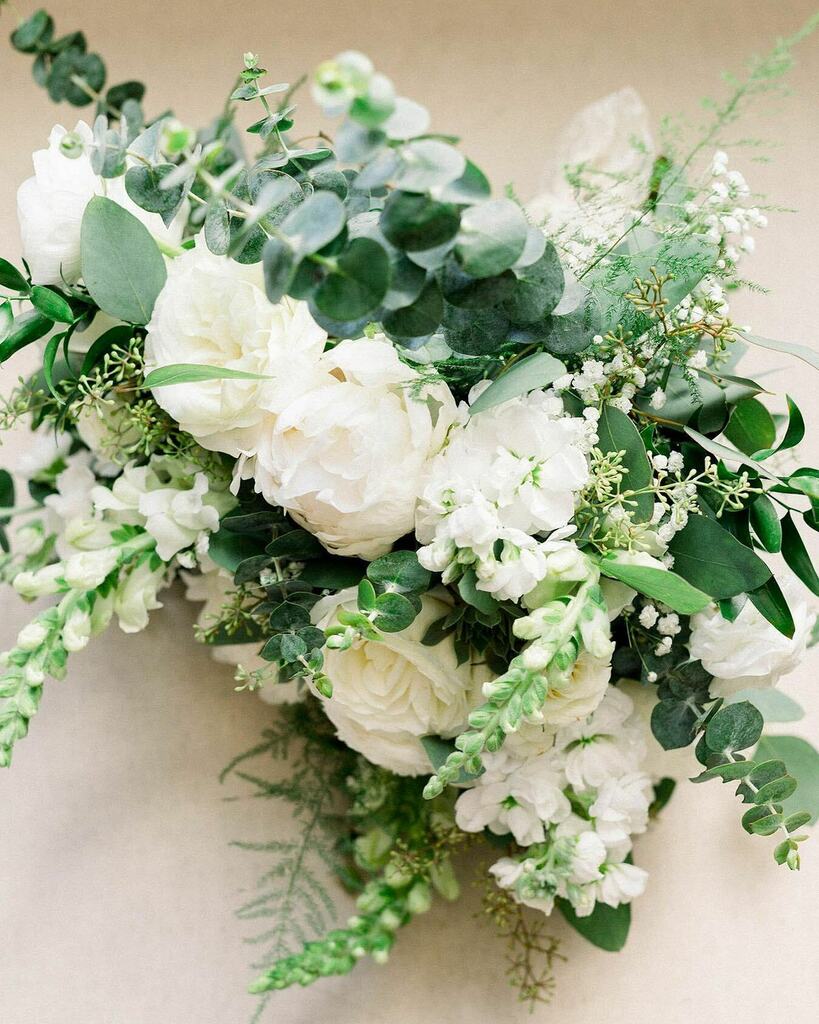 burghbrides's tweet photo. Soft yet textural, this #bridalbouquet from @communityflowershop just oozes romance! 🤍🤍🤍 We're definitely swooning. Double tap if you are too! #burghbrides #pittsburghflorist
---
Photo: @abbietylerphoto
Planner: @exhaleevents https://t.co/wOSgakapRl https://t.co/Qyu7w1NOPh