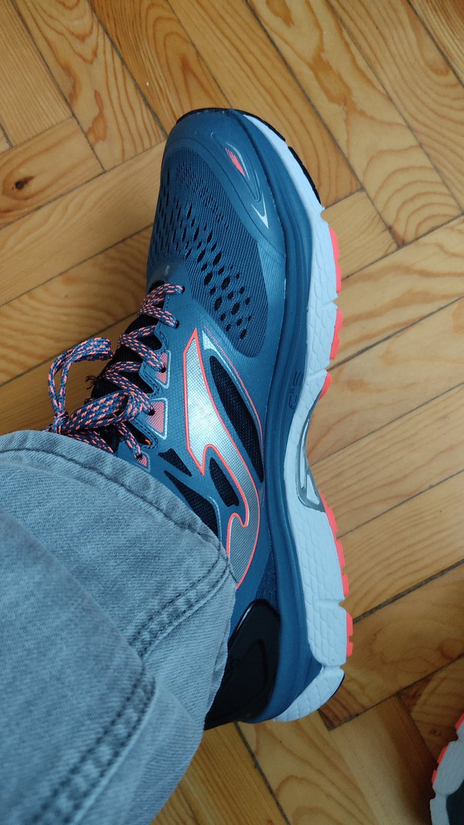macpintosh's tweet photo. Como un niño con zapatos nuevos. (Foto de #PostureoRunner del día de reyes) https://t.co/IB0sHhQsLd