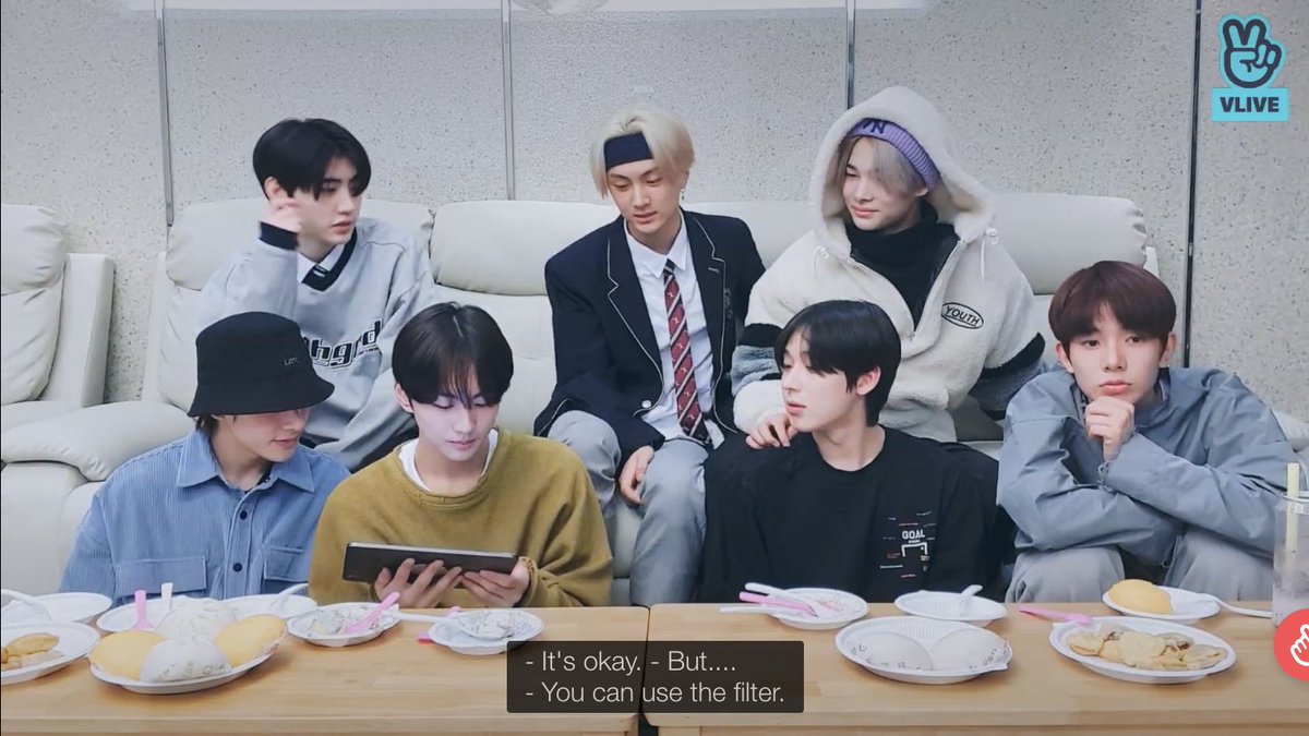 shiceprince's tweet photo. Last vlive an engene suggested to all wear glasses for the theme of their first selca of 2021, but they said they don’t all hv glasses, so Sunghoon said “ you can use the filter “ ... 

But today he took a selca in ACTUAL SPECS not filter omg😭😭 https://t.co/AD4Re4p25j