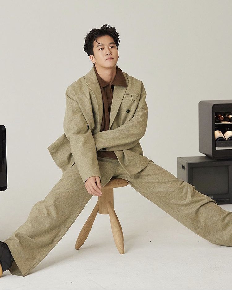 LoveK2020again's tweet photo. あぁ…
ファンを殺しに来てるわね…

大好きな1枚目
もう子犬並みの可愛さ素直さ無邪気さ満載
ソクジンさんってキメすぎない柔らかさが凄く魅力的だなぁと
2枚目とかさー
この自然体な感じなのに着こなしててカッコいいとかなんなの！
そして3枚目でイケ散らかしてるっていうね

#하석진
#ハソクジン https://t.co/a1TJUClwdP