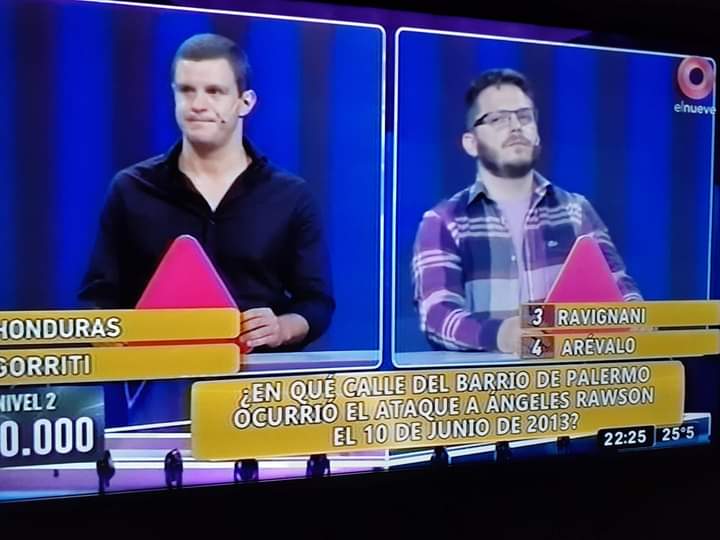 cosecharoja's tweet photo. ¿Es necesario aclarar que los femicidios no son un juego? 
Sí: en el programa “Mejor de noche”, que conduce Leo Montero, te podés ganar 20 mil pesos por adivinar dónde encontraron asesinada a Lola Chomnalez o en qué calle atacaron a Ángeles Rawson. https://t.co/wZBQIar7fE