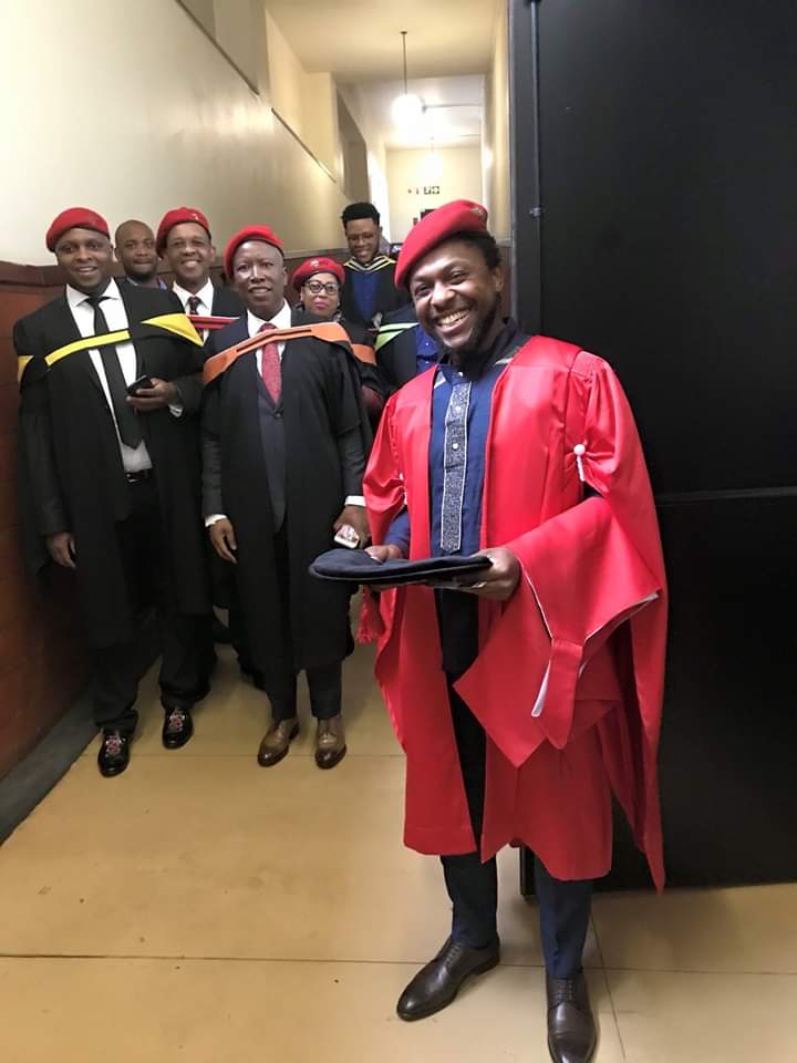 Samrat_Riba's tweet image. Your narrow nationalistic mentality blocks you from seeing that, it is through these colonial boarders that you are so childishly eager to keep that immigrants can't be controlled, jobs can't be protected, our economy can't be stable &amp;amp; @MYANC can't govern. #StopSelfHate✊⚔️🇿🇦