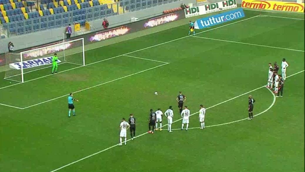 venecasagrande's tweet image. De pênalti, Piris da Motta marcou gol pelo Gençlerbirligi, da Turquia. Jogo em andamento. A última vez que o paraguaio, que ainda pertence ao Flamengo, balançou a rede havia sido no dia 1° de abril de 2016, pelo Olímpia.