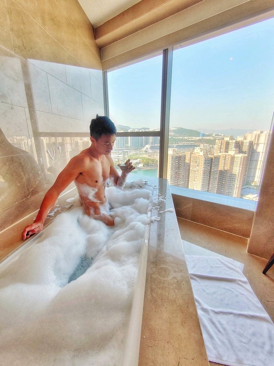 BenniPosenov's tweet photo. 新一年，新開始... Lets Party!!!
@CourtyardHotels 
@MarriottBonvoy 
#courtyardbymarriottshatin
#studiosuite
#bathwithaview
#shingmunriverview
#ilovebubblebath
#WFH
#WorkFromHotel
#letsparty
#DrinkDrankDrunk 
#midweekindulgence https://t.co/ZLLeZA123Q