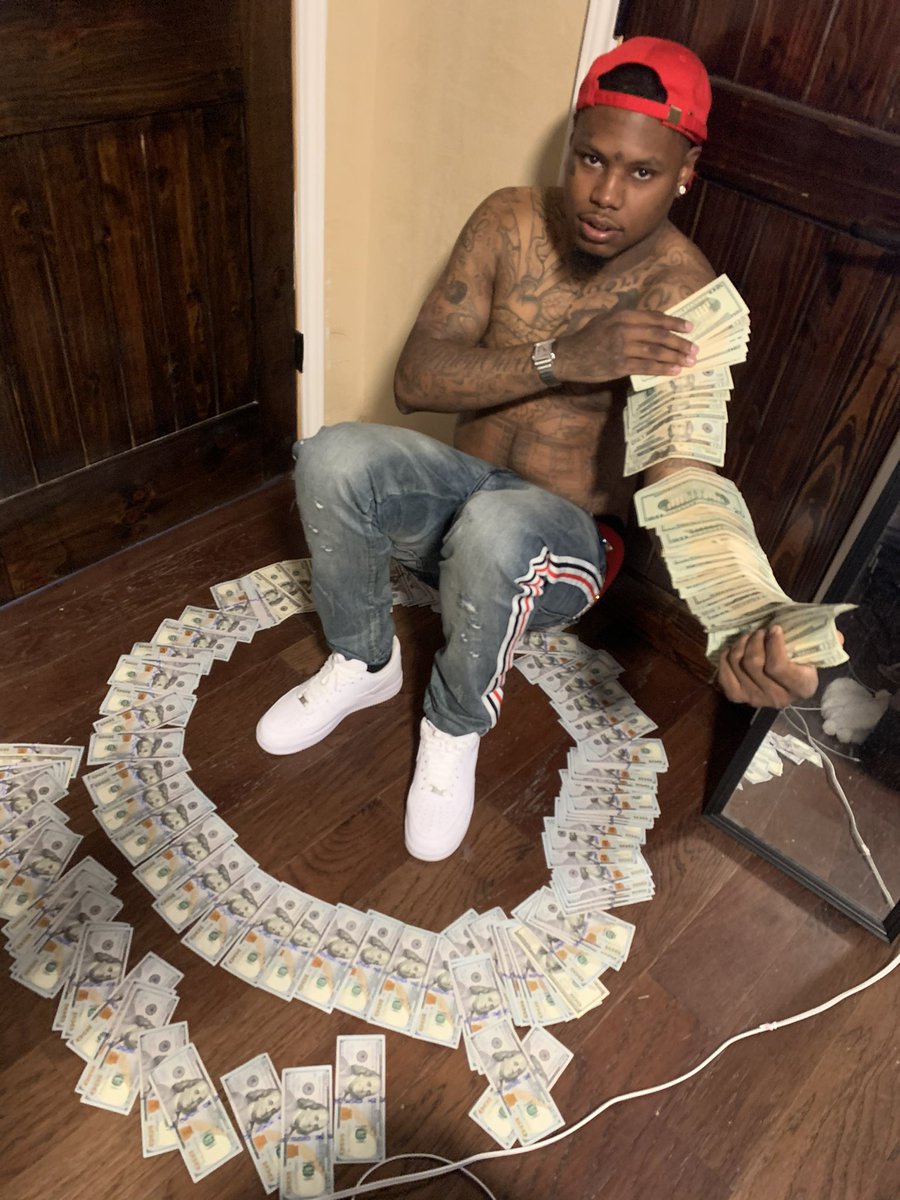 _Bluetarget's tweet photo. Young Nigga Can Write A Book Bout Money 💰 https://t.co/179dfU9kjd