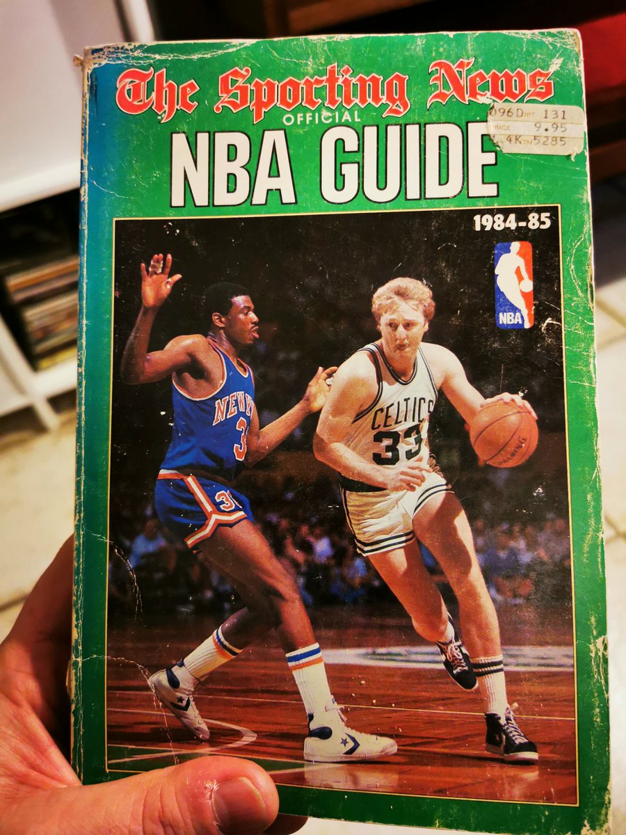 pressebasket's tweet photo. Reçu aujourd'hui... Magnifique #nbaguide de la saison 1984-85, #LarryBird vs #bernardking, #celtics vs #Knicks
#teamvieuxcartons
#nba la collection s'agrandit 😍😍 @Julien5Muller, tu l'as celui ci ? https://t.co/Bsbkt6Ve32