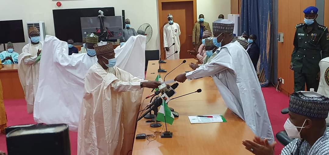 hossokoto's tweet image. BREAKING
New Head of Civil Service, Sokoto State Abubakar Mohammed, mni sworn in by @GovSokoto at the Council Chambers Government House.