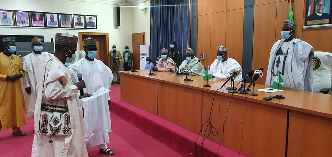 hossokoto's tweet image. BREAKING
New Head of Civil Service, Sokoto State Abubakar Mohammed, mni sworn in by @GovSokoto at the Council Chambers Government House.