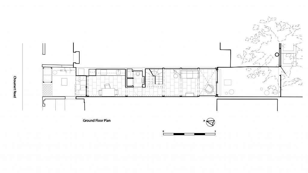 Meski rumah ini luasnya 60 meter persegi-an, lebar kavlingnya cuma 2.8 meter aja.Itu pun nggak dibangun semua jadi rumah. Masih disisain taman di sisi depan dan belakang rumah supaya udara dan cahayanya bisa masuk dengan maksimal.