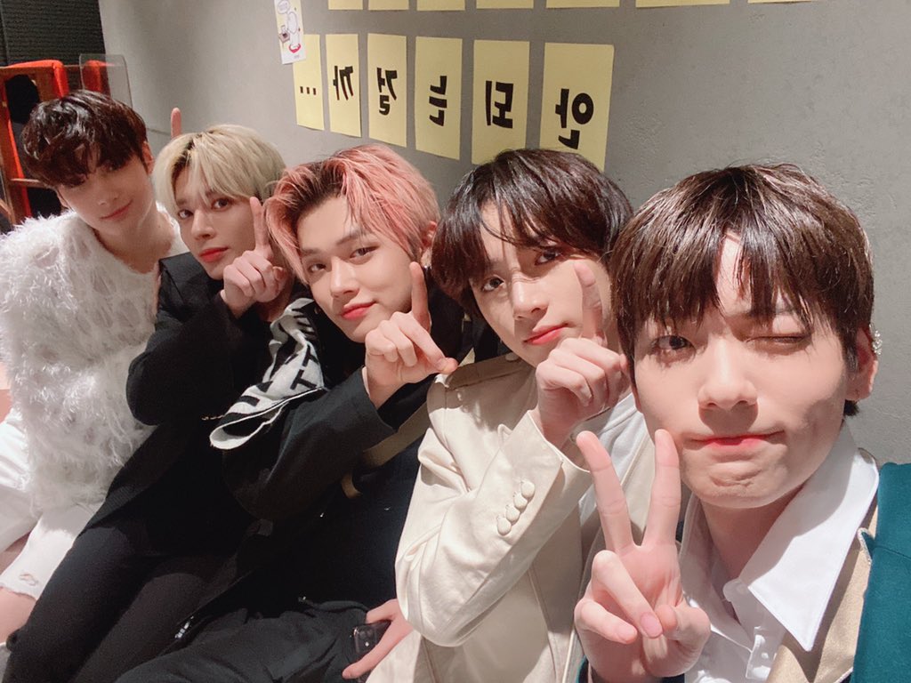 txt_aze's tweet photo. [🥺] MOA şəkil sizə tanış gəldi?🥺😭 https://t.co/sVmsu0jj3a