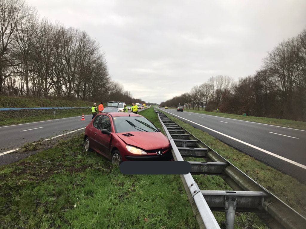 Auto belandt in vangrail op de Waldwei bij Drachten -.