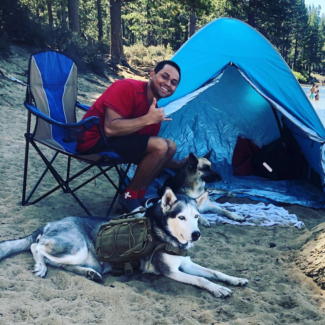 WolfwiseGO's tweet photo. A man with two huskies on the beach🏖 . Really a wonderful day, well spent, and so very enjoyable. 
Thanks for the sharing from IG@preacherwthagun
.
.
#beachday #beachtent #vacation #wolfwise #wolfwisemoment #dayatthebeach #letsgoplaces #havefun #vacationtrip #nothingisordinary https://t.co/7Z04hicWAc