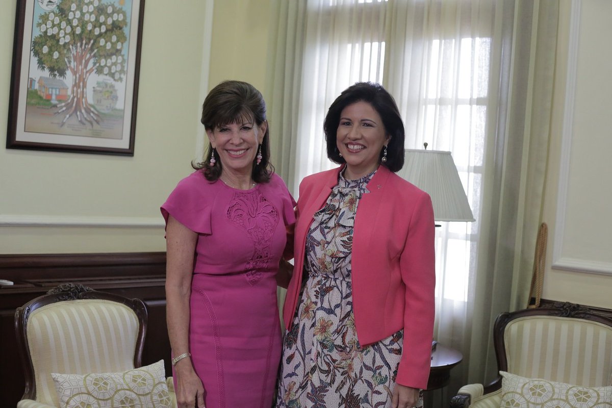 ElCaribeRD's tweet photo. Margarita Cedeño felicita condecoración otorgada a embajadora de Estados Unidos, Robin Bernstein por el Presidente por ► @KarinaJimenezrd #elCaribe 
Más detalles aquí ► https://t.co/qPUYNOd0OF
#Felicitaciones #Condecoración #RobinBernstein #EstadosUnidos #RepúblicaDominicana https://t.co/TBiHUnQGfn