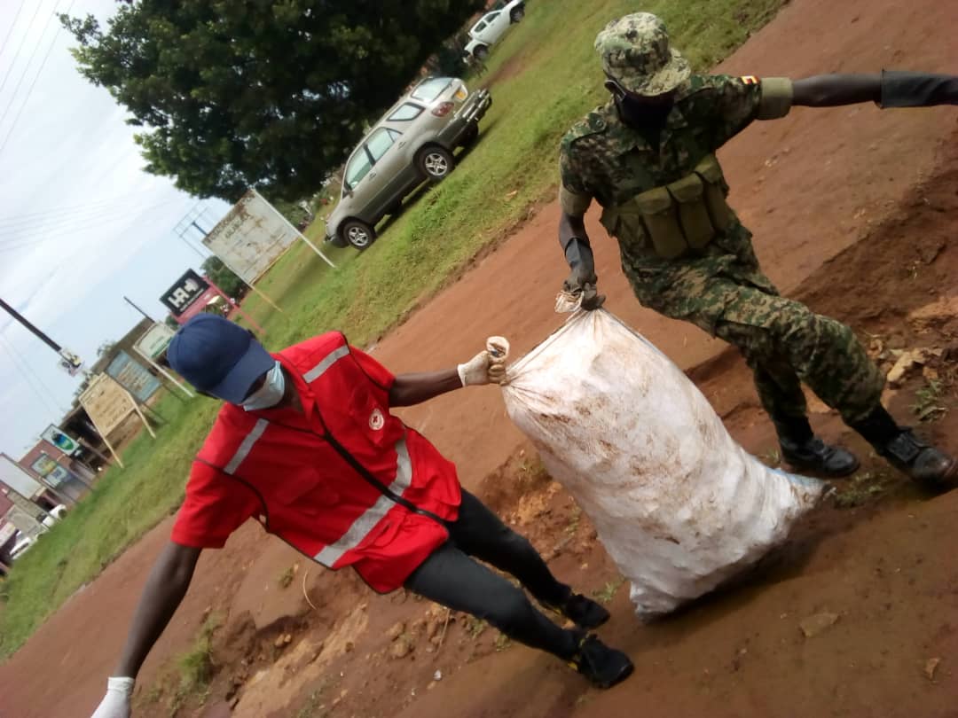 UgandaRedCross's tweet photo. Today, Our Volunteers in Kalangala have carried out Community Service at Lutoboka, Mwena landing sites and Kalangala town council together with the @UPDF as they commemorate their 40th anniversary. #Terehesita
#Communityhygiene #Promotinggoodhealth @UPDFspokespersn @GovUganda https://t.co/nsEsrbv3CS