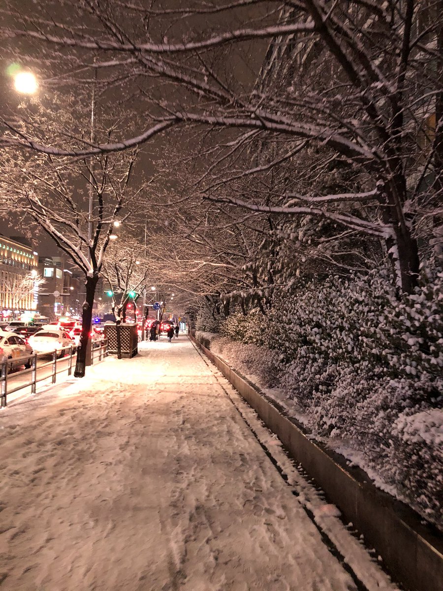 dancbilling's tweet photo. Chilly burst of snow tonight in Seoul and expecting temperature down to -18 tomorrow ... https://t.co/8SYkkx3j3N