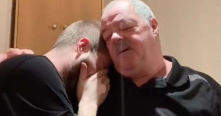ayayaytv's tweet photo. La emotiva reacción del padre de un youtuber al saber que su hijo pagó la hipoteca de su casa https://t.co/DHTknQ0Dt3 https://t.co/USNSqWpoKc