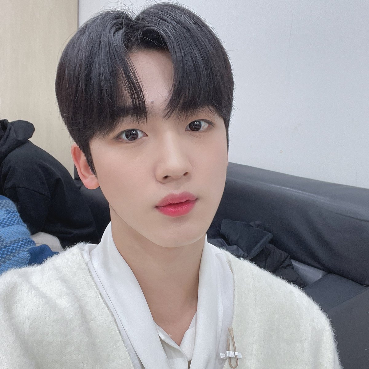 WEi__Official's tweet photo. 만능매력을 가진 요한이의 다양한 매력을 볼 수 있었던 오늘🌟
타고난 센스쟁이의 모습까지 가득 보여드렸답니다😚 요한이와 따뜻한 하루되셨기를 바랍니다🧶 

#위아이 #WEi #김요한 #KIMYOHAN https://t.co/4hAY38UWeH
