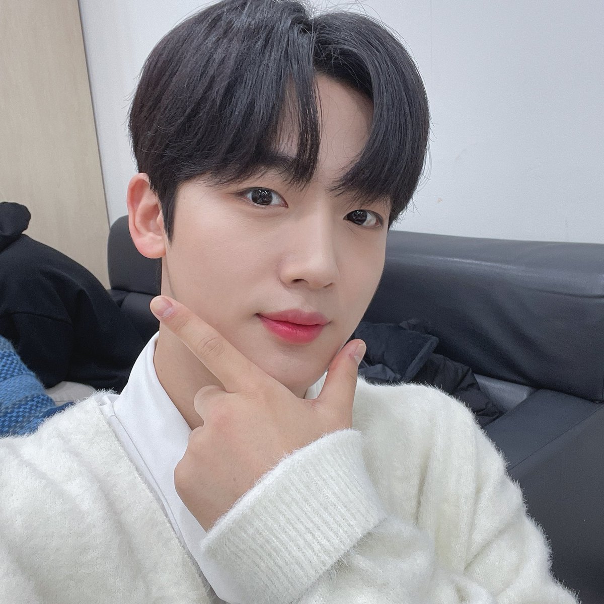 WEi__Official's tweet photo. 만능매력을 가진 요한이의 다양한 매력을 볼 수 있었던 오늘🌟
타고난 센스쟁이의 모습까지 가득 보여드렸답니다😚 요한이와 따뜻한 하루되셨기를 바랍니다🧶 

#위아이 #WEi #김요한 #KIMYOHAN https://t.co/4hAY38UWeH