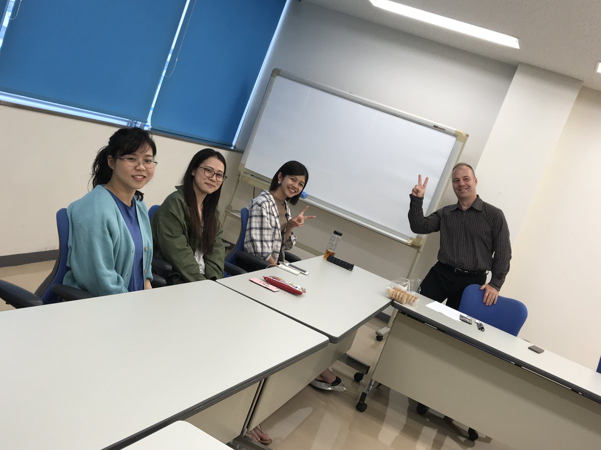 LanguagesPochi's tweet photo. 留学から帰ってきた後は英語を維持するのめっちゃ大変！！

そんな方のために、英語を話す機会を無料で提供しています。

周りは留学した人たちばかりだから、留学行って帰ってきた浦島太郎さんも寂しくない！

#英会話 #宜野湾 #ポチット留学 #ポチット英会話 https://t.co/WMmg0SAo8B https://t.co/seNIo7Ar56