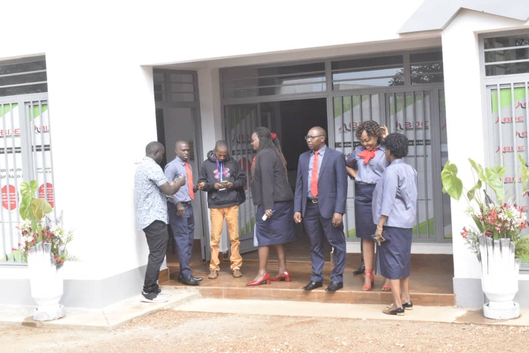 6...coopératives et en entreprises et invite la Jeunesse Burundaise à profiter de toutes ces opportunités leur offertes.