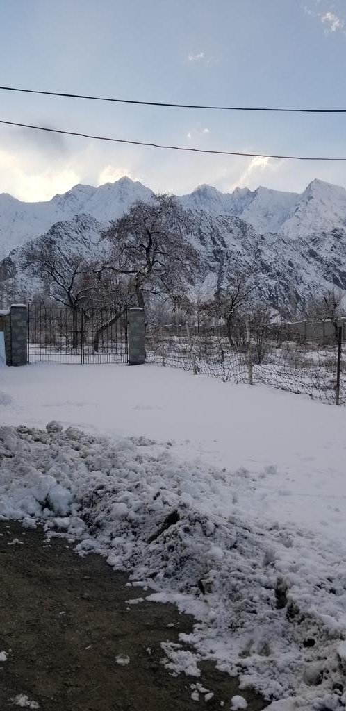 AxlamShiGri's tweet photo. Hikking Around,  Skardu Valley~  Baltistan 
#snowfall #beautifulpakistan  #GilgitBaltistan https://t.co/4Qt3YIupN2