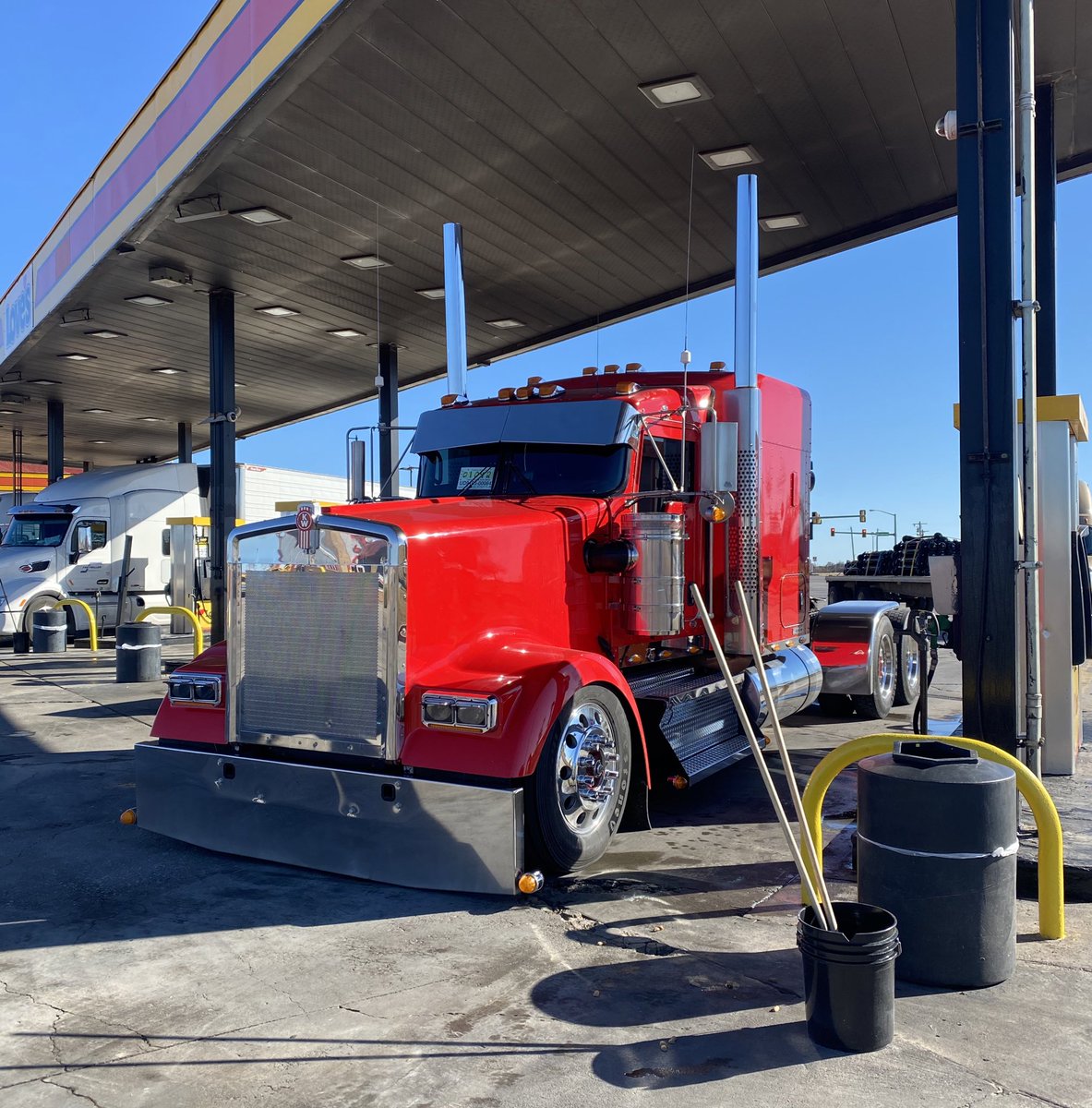 joemyers03's tweet photo. Let’s hope i have better luck with this red Kenworth. #longandlow https://t.co/i8YLnNuoUg