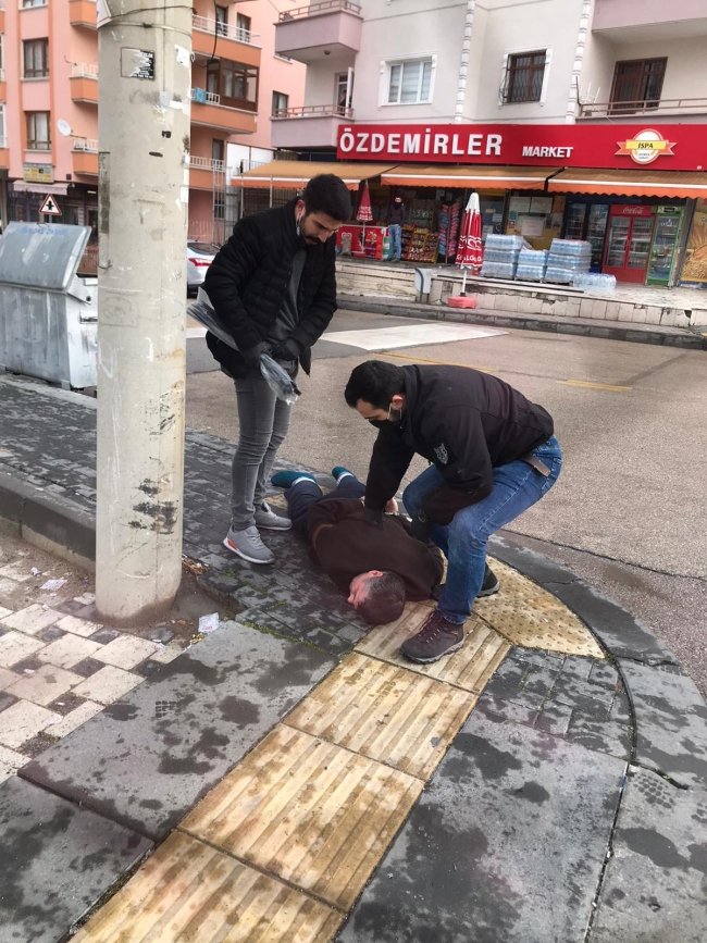 eha_medya's tweet photo. Ankara'da FETÖ’nün firari Emniyet Müdürleri İbrahim Erbaba ile Ali Dikic saklandıkları gaybubet evinde yakalandı

▪️Asma ağacına tutunarak 4. kat balkonuna inen Erbaba, komşusuna "Asma budarken ayağım kayıp sizin balkona düştüm" dedi. Kaçarken yakalandı.
https://t.co/W6sgcY75aT https://t.co/fUgmYlilIp