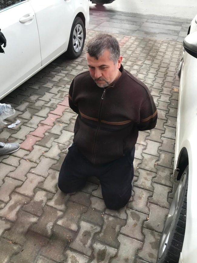 eha_medya's tweet photo. Ankara'da FETÖ’nün firari Emniyet Müdürleri İbrahim Erbaba ile Ali Dikic saklandıkları gaybubet evinde yakalandı

▪️Asma ağacına tutunarak 4. kat balkonuna inen Erbaba, komşusuna "Asma budarken ayağım kayıp sizin balkona düştüm" dedi. Kaçarken yakalandı.
https://t.co/W6sgcY75aT https://t.co/fUgmYlilIp