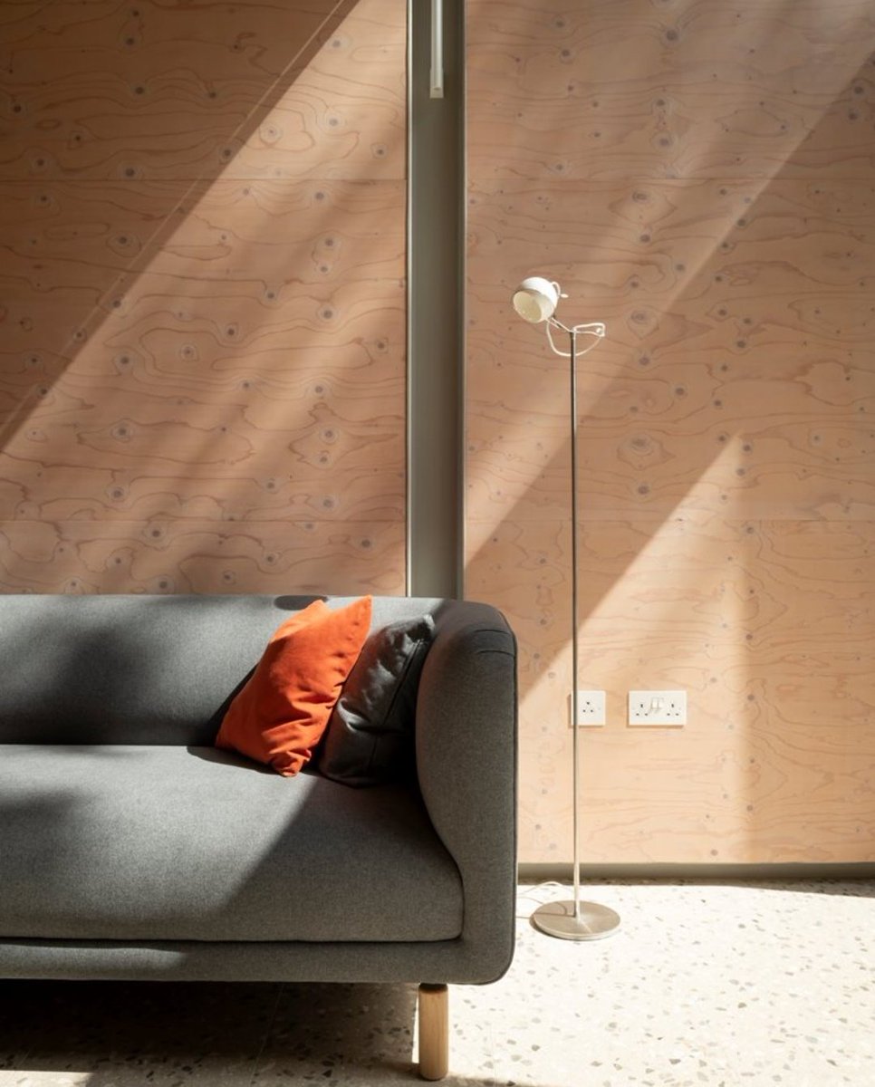 The details:cara nempatin lampunya lucu dah, dari samping-samping gini.