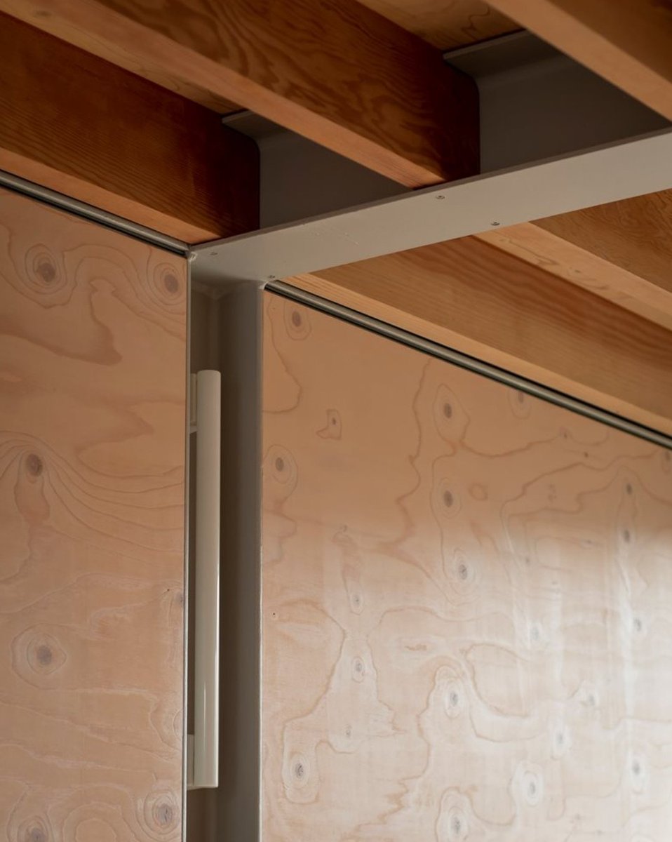 The details:cara nempatin lampunya lucu dah, dari samping-samping gini.