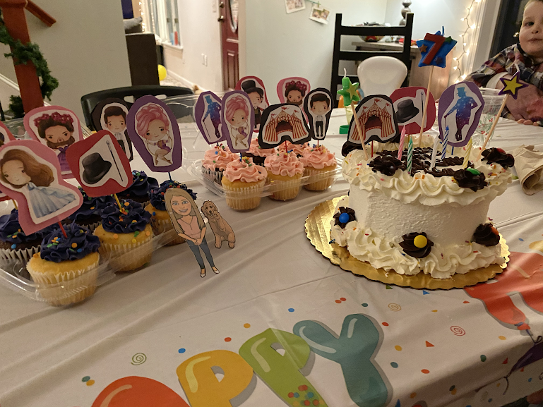 MissMcKeownA4's tweet photo. Happy Birthday to Ella! #FlatMsMcKeown and #FlatPenny helped her celebrate the big day! ๐ https://t.co/GwCE1fGV7Q