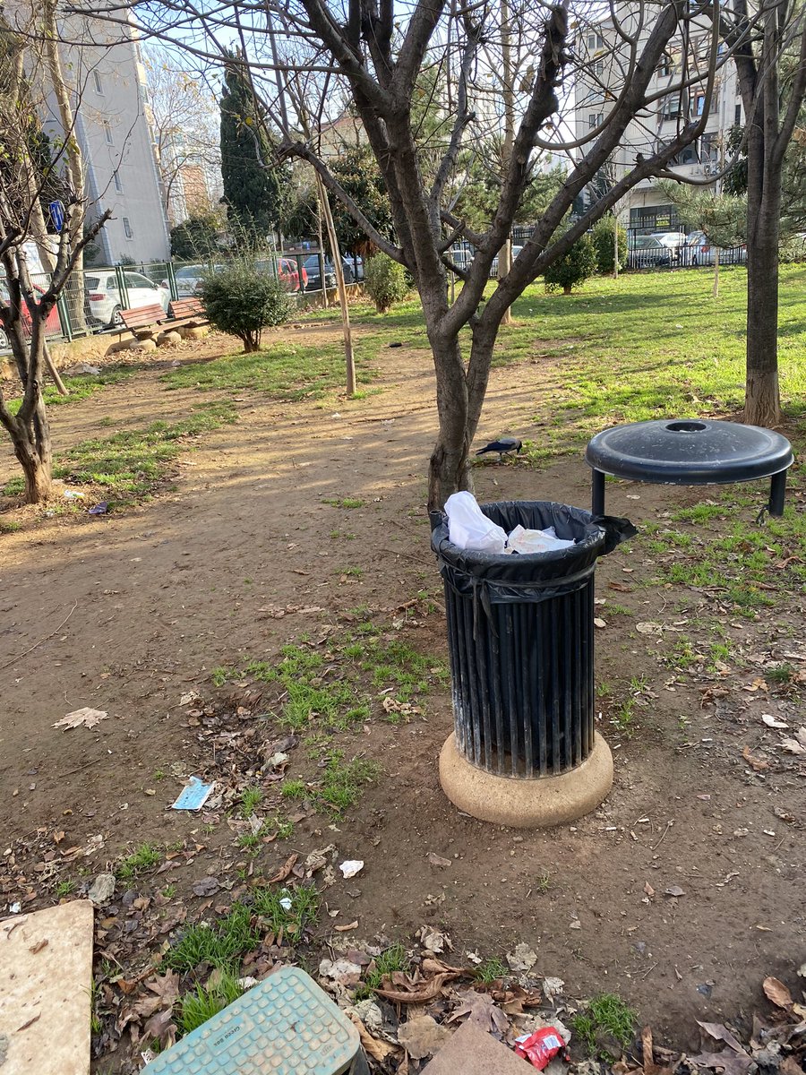 pskbasakeroglu's tweet photo. Sevgili @kadikoybelediye @serdildara burası 19 Mayıs Mahallesi Mercan Sokak ile İnönü Cad. Kesişimindeki köpek parkı. İçinde çöpler birikip etrafa saçılıyor ve çöp aracı akşamları bu sokaktan 2 kere geçmesine rağmen bu çöpleri almıyor. + https://t.co/HzeZPxZt3a