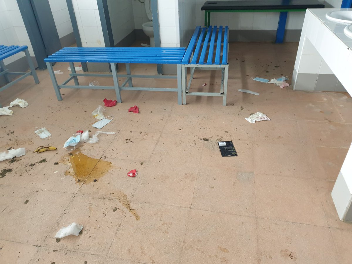 Josito_Linares's tweet photo. Amigo Lopetegui del @SevillaFC antes de quejarte del vestuario del @Linares_Dptvo, deberías DAR  EJEMPLO y ser MENOS GUARRO tú y tus jugadores en un vestuario de SEGUNDA B.

Esto SÍ es VERGONZOSO y debería verlo TODA ESPAÑA. https://t.co/7664f7fAmt