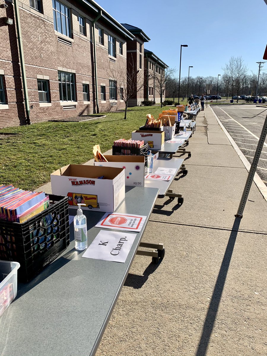 frps_Silvia's tweet photo. Just a reminder we are here for curb side instructional resources from 10 to 2 today. Please see email from Mr. Lenz for protocol. @FRPSsupt #SafetyFirst #RemoteLearningSuccess https://t.co/rmiW0q5Kli