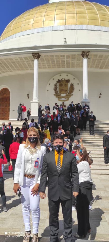 jeycarperez's tweet photo. Desde el Gran y Glorioso Partido #ORA junto a nuestro Presidente y Diputado Nacional @luisreyes1000 Aquí los diputados del bloque de la patria con Cristo, Bolívar y Chávez https://t.co/6zBgE5yf8H