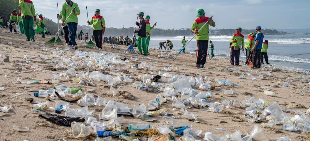 With some of the most beautiful beaches in the world.. residents of Bali have taken to shore to clean up 30 tons of marine debris.
The island country has also made a plan to cut ocean plastic waste by 70% by 2025:
cnn.it/3s7pjmf