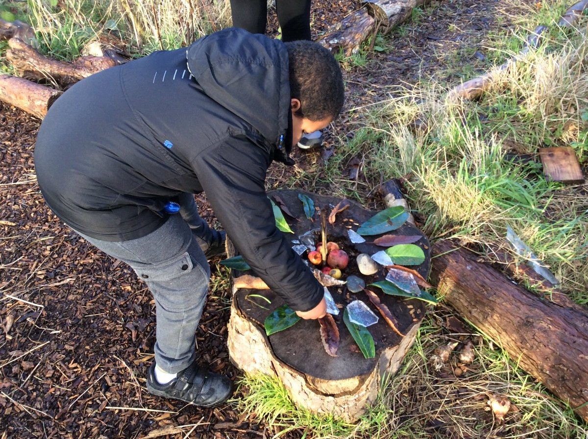 Year2Kingsley's tweet photo. Year 2 have been learning about environmental artist Andy Goldsworthy. Look at their amazing creations! https://t.co/x36pQK8XYW