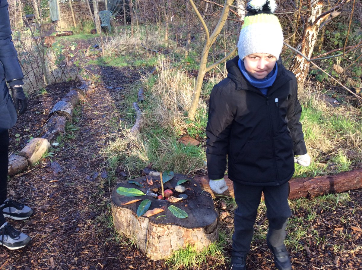 Year2Kingsley's tweet photo. Year 2 have been learning about environmental artist Andy Goldsworthy. Look at their amazing creations! https://t.co/x36pQK8XYW