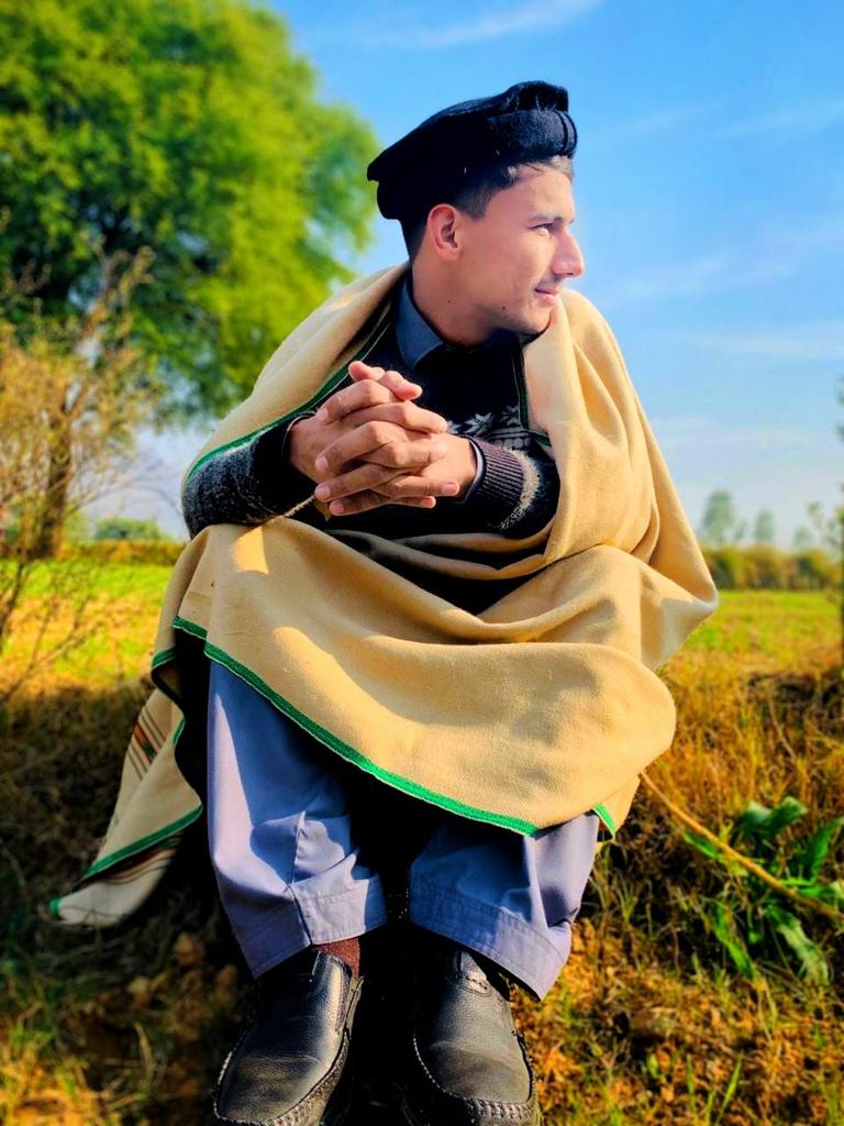 ShayanA07947433's tweet photo. تل پکې د ژوند د ازادۍ سندرې اړوم 
زه شپېلۍ د خپل فکر د شپون يمه، پښتون يمه 

زه تاريخ د خپل ادراک او خپلې فلسفې لرم 
زه د خپلې خاورې افلاتون يمه، پښتون يمه 

چاته دې څوک نه وايي ما ټوله دنيا پېژني 
زه خپله عنوان خپله مضمون يمه، پښتون يمه 
#پښتون🔥✌️
#پکول🌺 
#څادر ❤️ https://t.co/L9GLYCjZPJ
