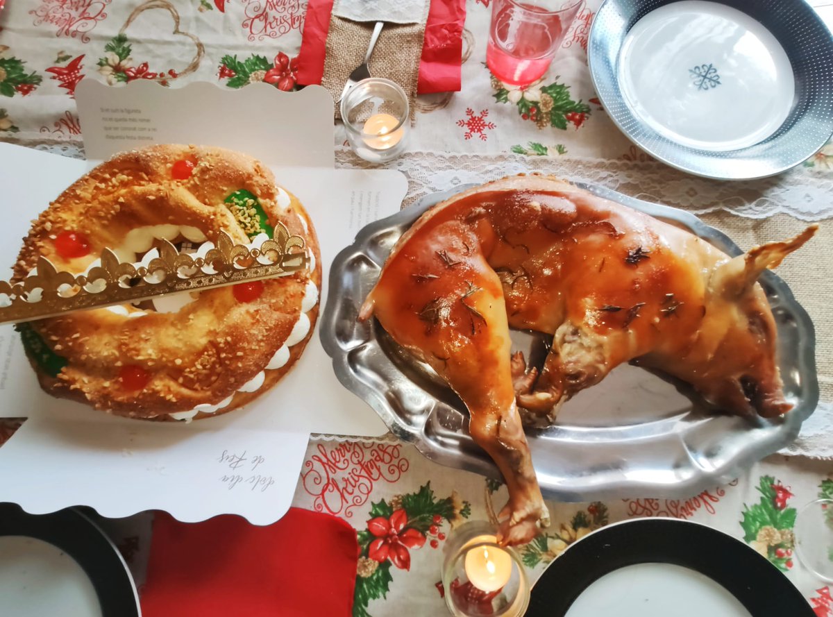 El día más mágico, el día de Reyes. El 1o con los dos peques y a pesar de tener que celebrarlo en la intimidad, seguimos con la tradición de la comida de Reyes en casa. Esperemos que el año que viene nos podamos juntar todos #magia #regalos #cochinillo #TortellDeReis  <a href="/Sandra_LC/">Sandra</a>
