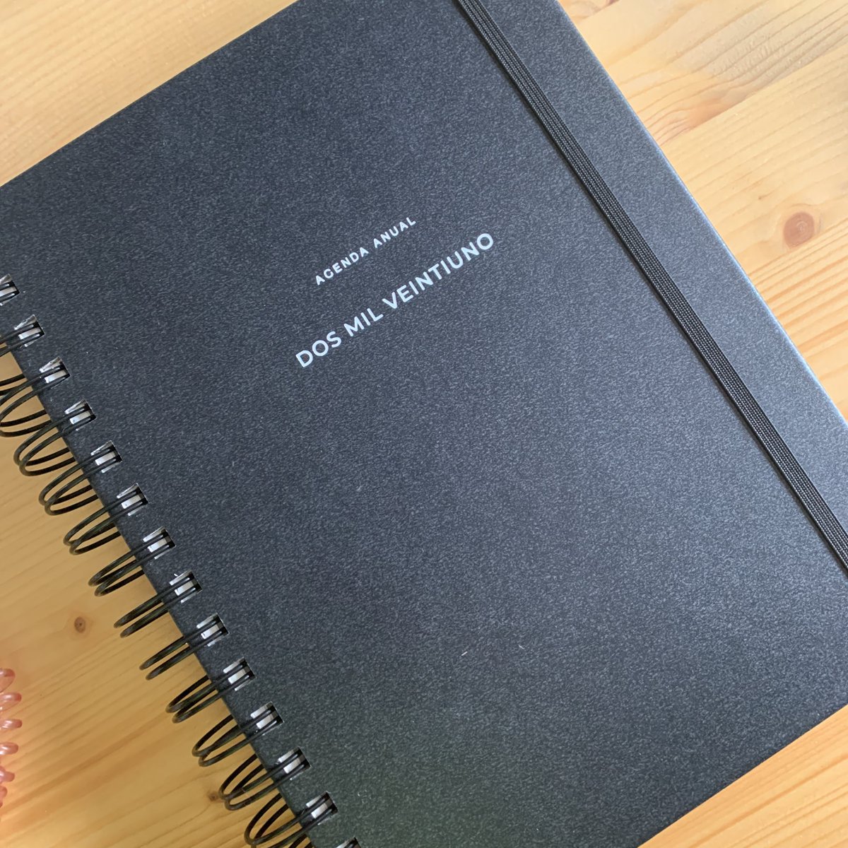 miriamgonp's tweet photo. Cómo me conocen los ✨Reyes Magos✨
👉 Trackpad porque ya no se manejar Figma con otra cosa
👉 Agenda para aplicar Bullet Journal a mi manera
👉 Arrocera para seguir haciendo cositas #devchef 👩🍳
👉 Ropa de deporte para las clases de Yoga https://t.co/hr1PdJXNJR