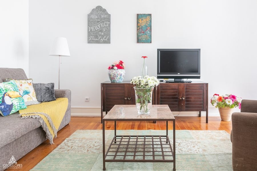 This cute living room is in Lisbon! If you're dreaming of a European adventure filled with castles and beaches, ladies, Portugal is the place to be. ⁠
⁠⁠l8r.it/9uT3
#Golightly #WeGolightly #visitportugal #vacationvibes #workfromhomelife #gorgeoushome #uniquehome